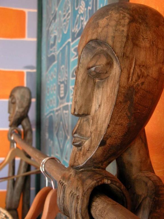 Global Village Travellers alojamiento Greymouth Habitación foto African masks