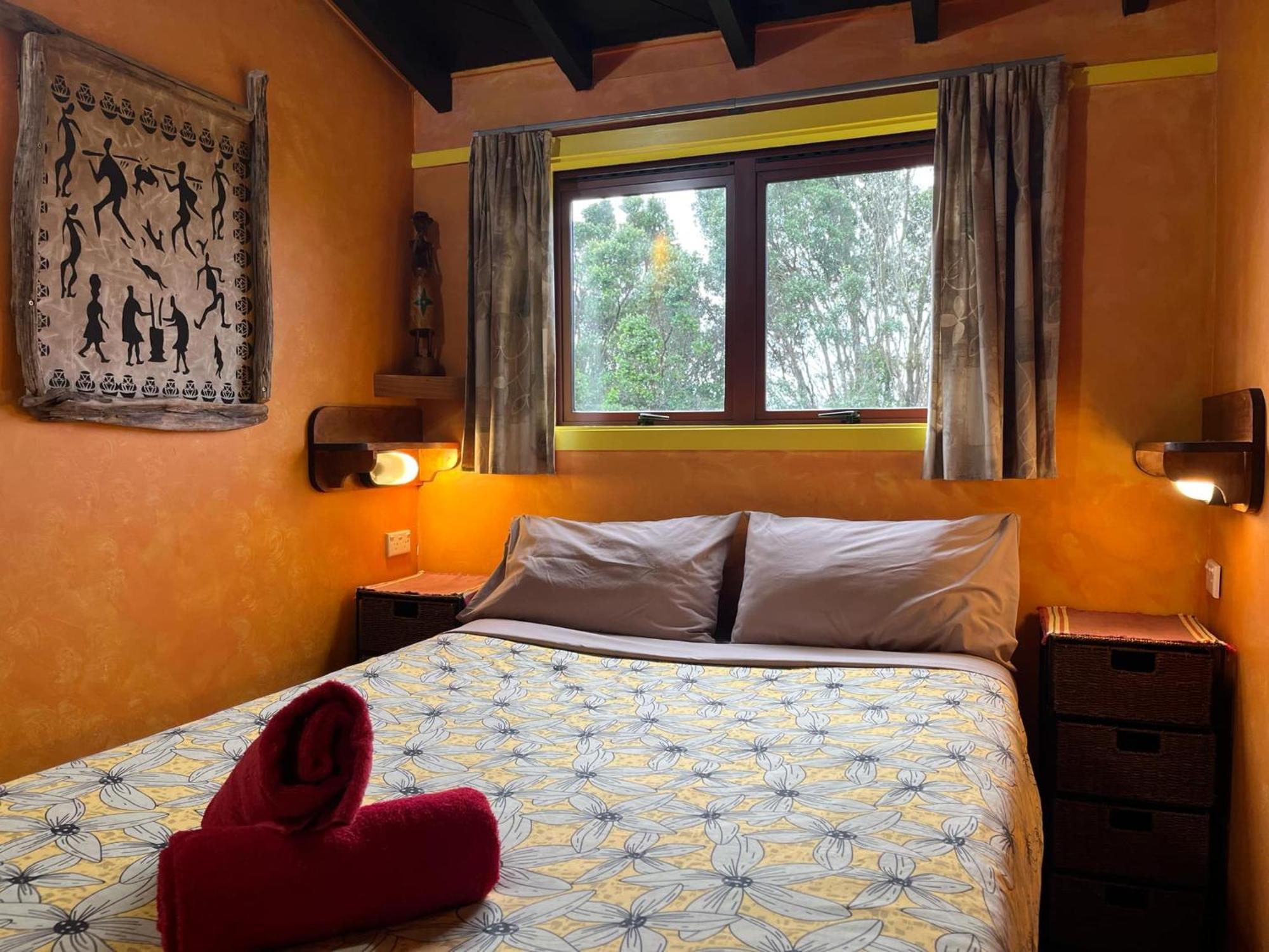 Global Village Travellers alojamiento Greymouth Exterior foto A bedroom at the Treehouse