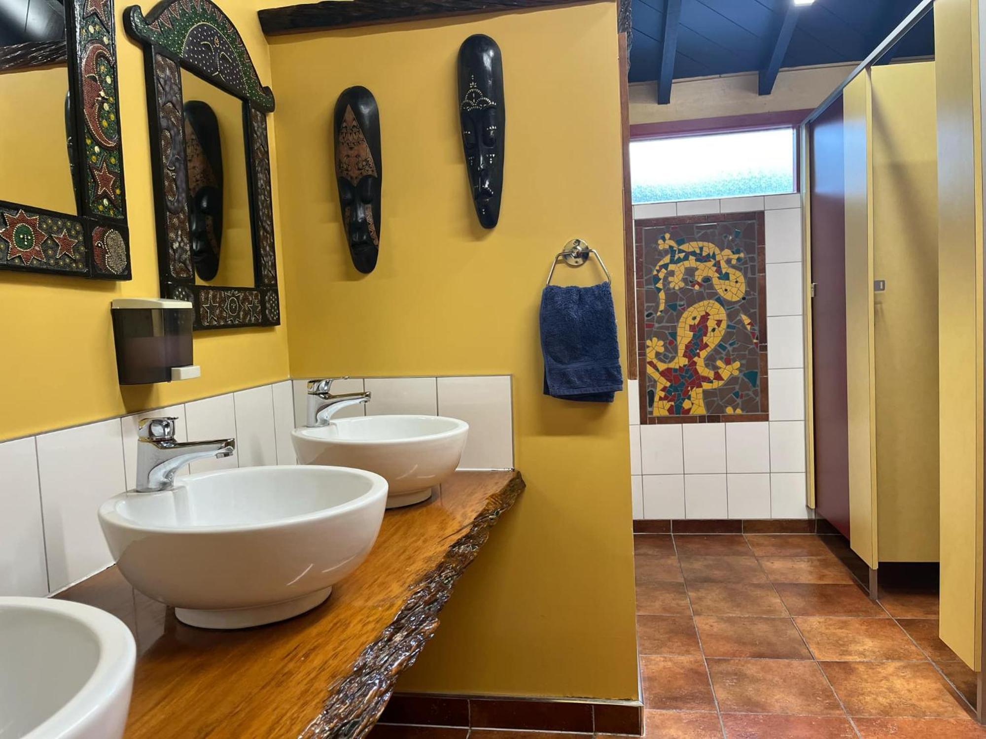 Global Village Travellers alojamiento Greymouth Exterior foto The bathroom at the African House