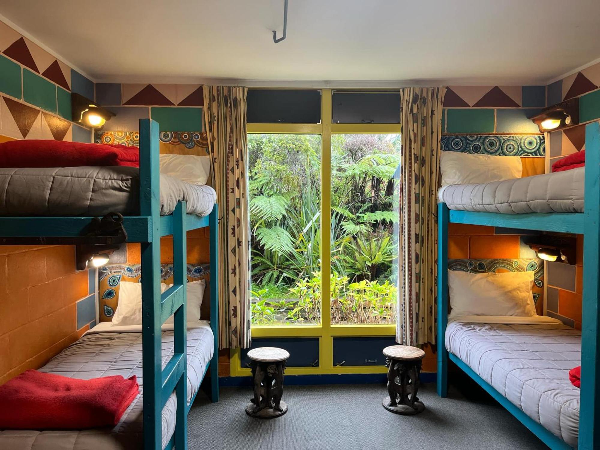 Global Village Travellers alojamiento Greymouth Exterior foto A room at the hostel