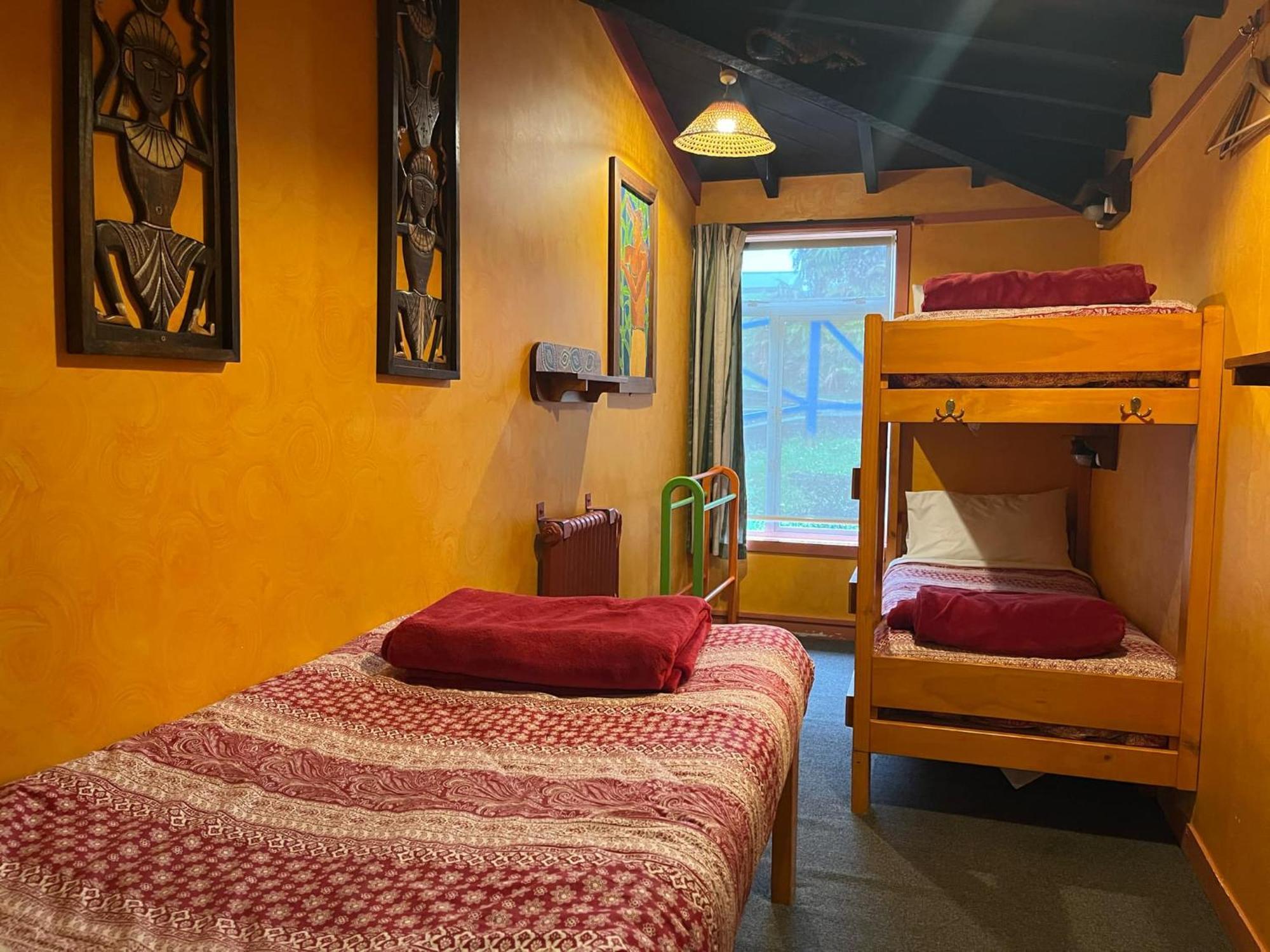 Global Village Travellers alojamiento Greymouth Exterior foto A typical hostel room