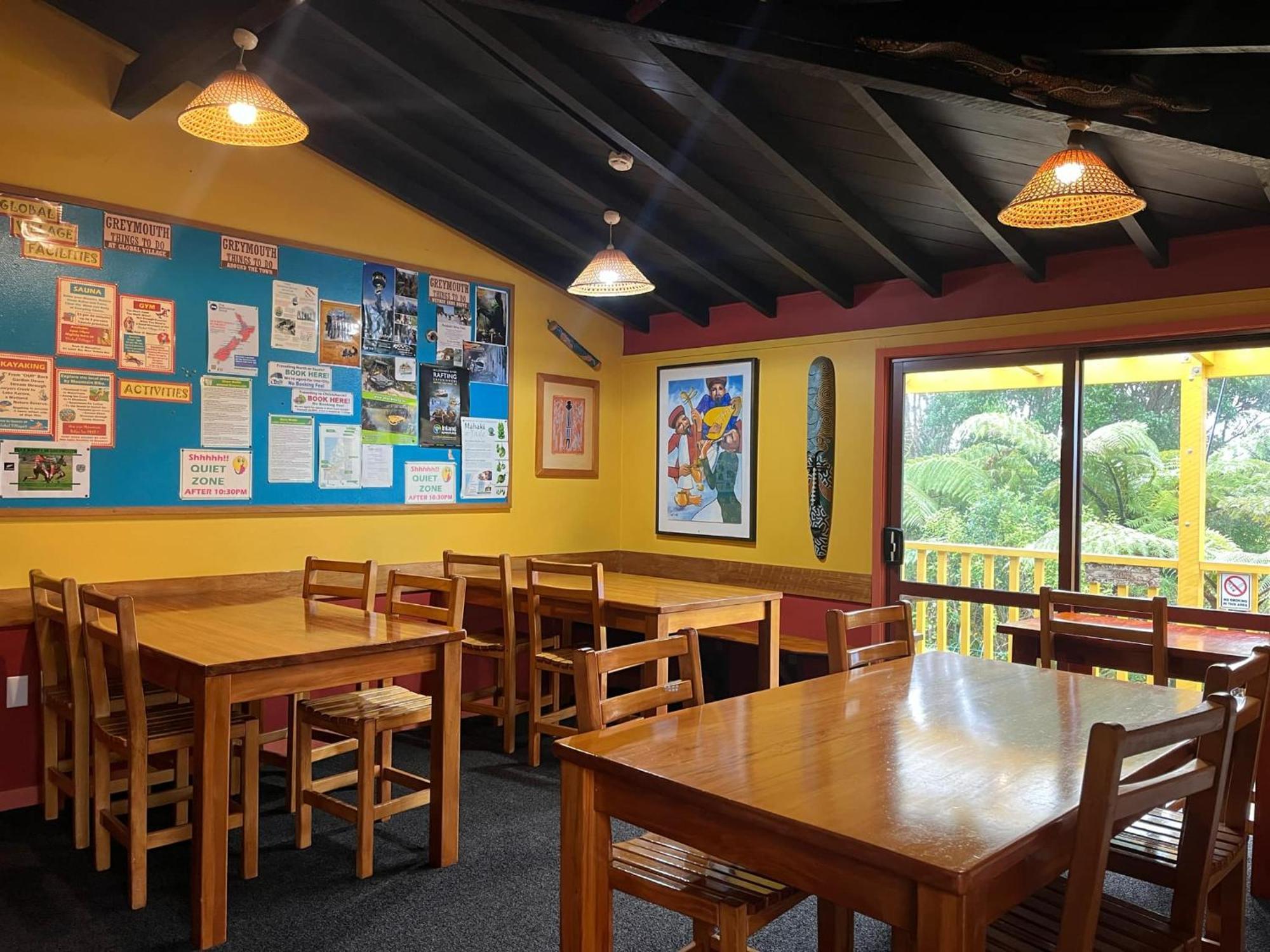 Global Village Travellers alojamiento Greymouth Exterior foto The interior of the cafe at the centre
