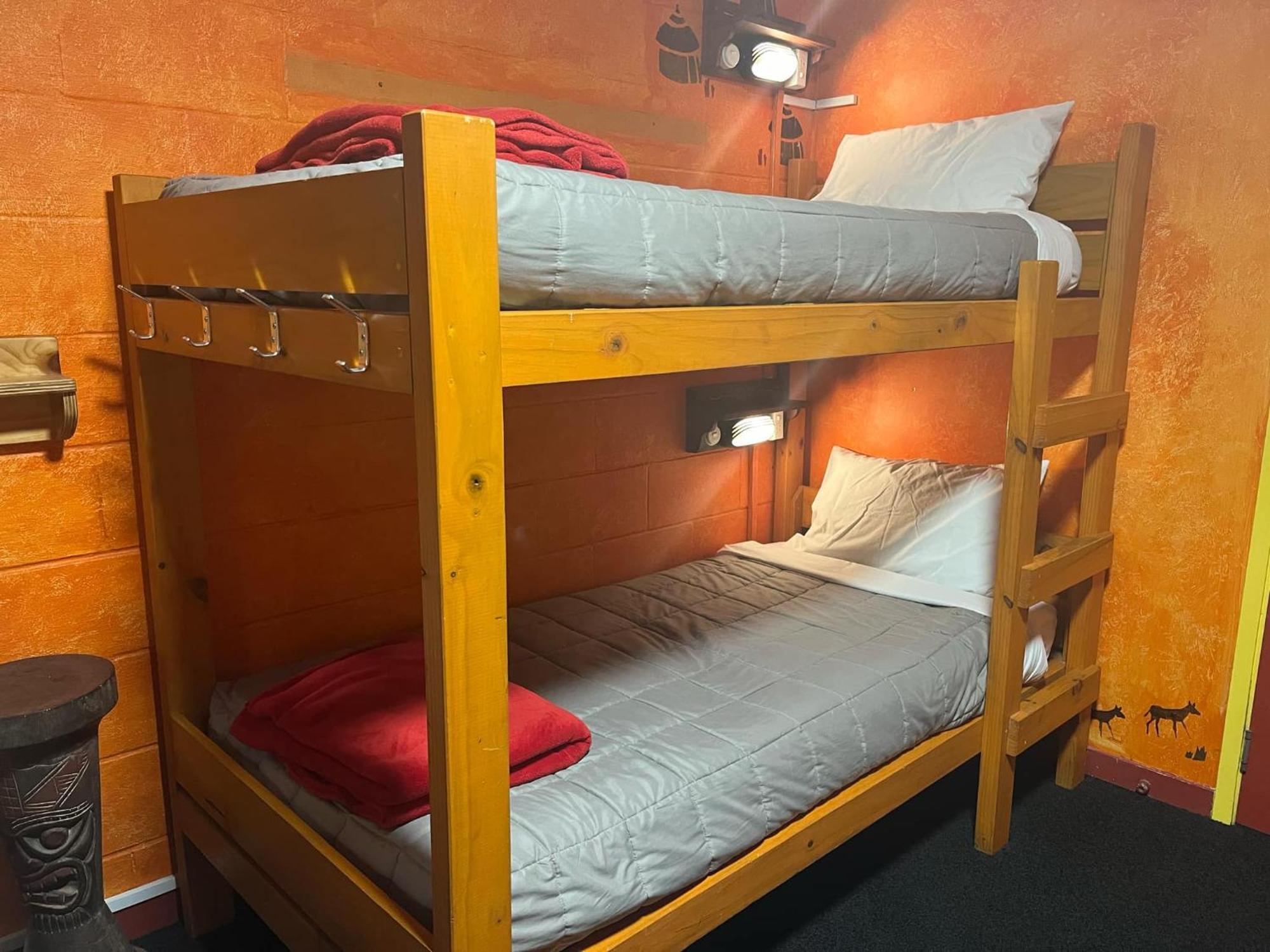 Global Village Travellers alojamiento Greymouth Exterior foto A bunk bed