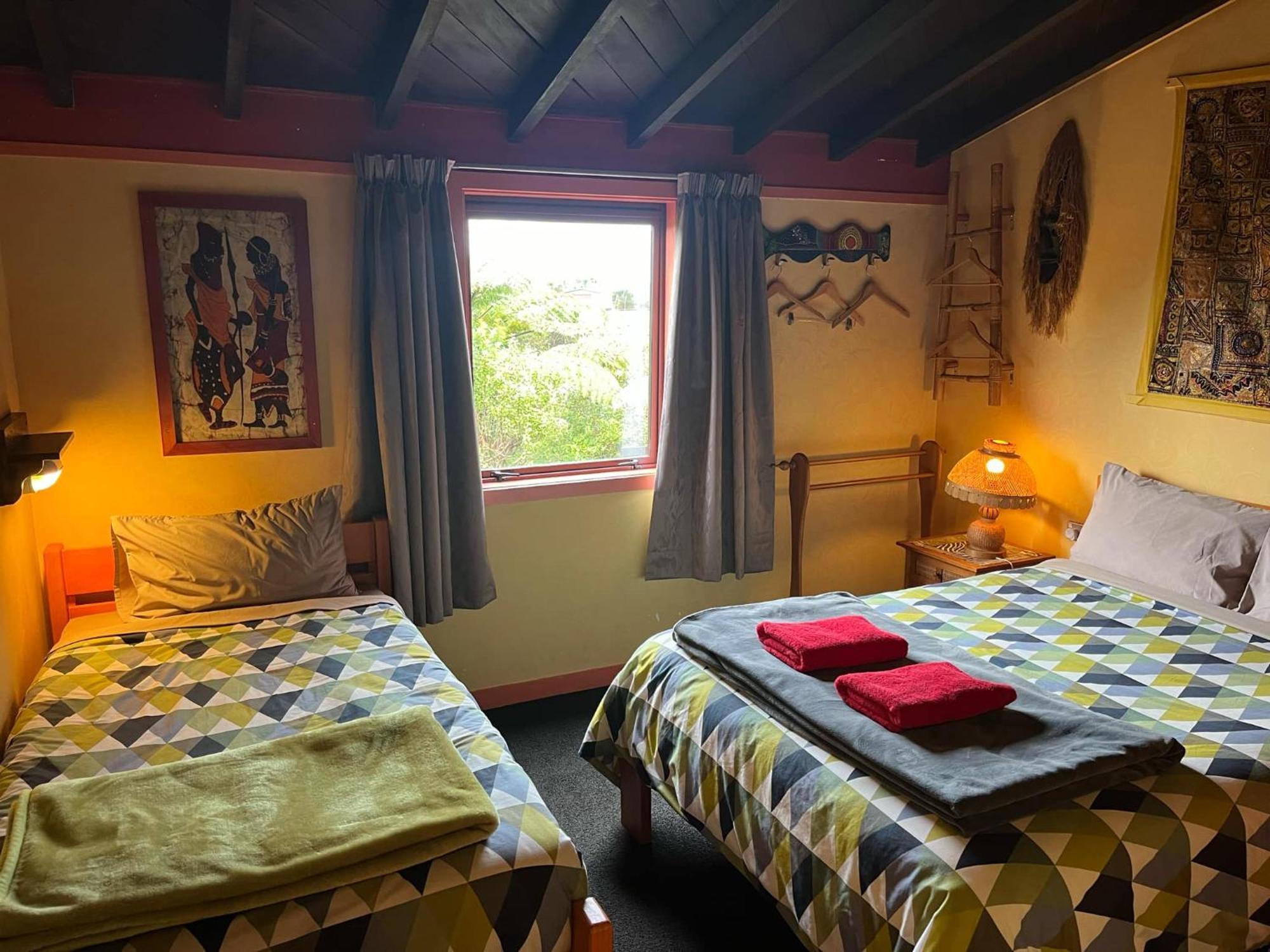 Global Village Travellers alojamiento Greymouth Exterior foto A room at the hostel