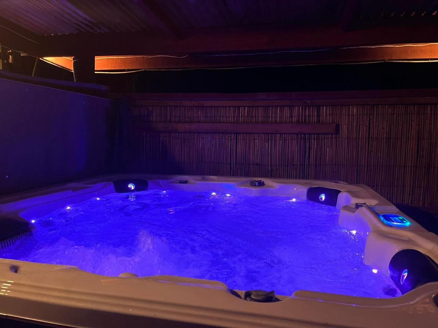 Global Village Travellers alojamiento Greymouth Exterior foto A hot tub with blue lighting