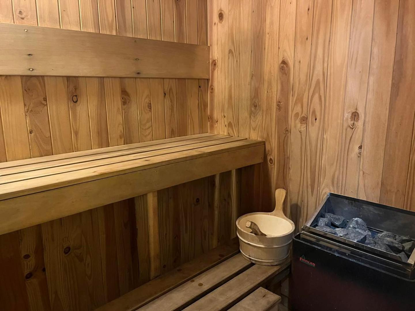 Global Village Travellers alojamiento Greymouth Exterior foto Interior of a Finnish sauna