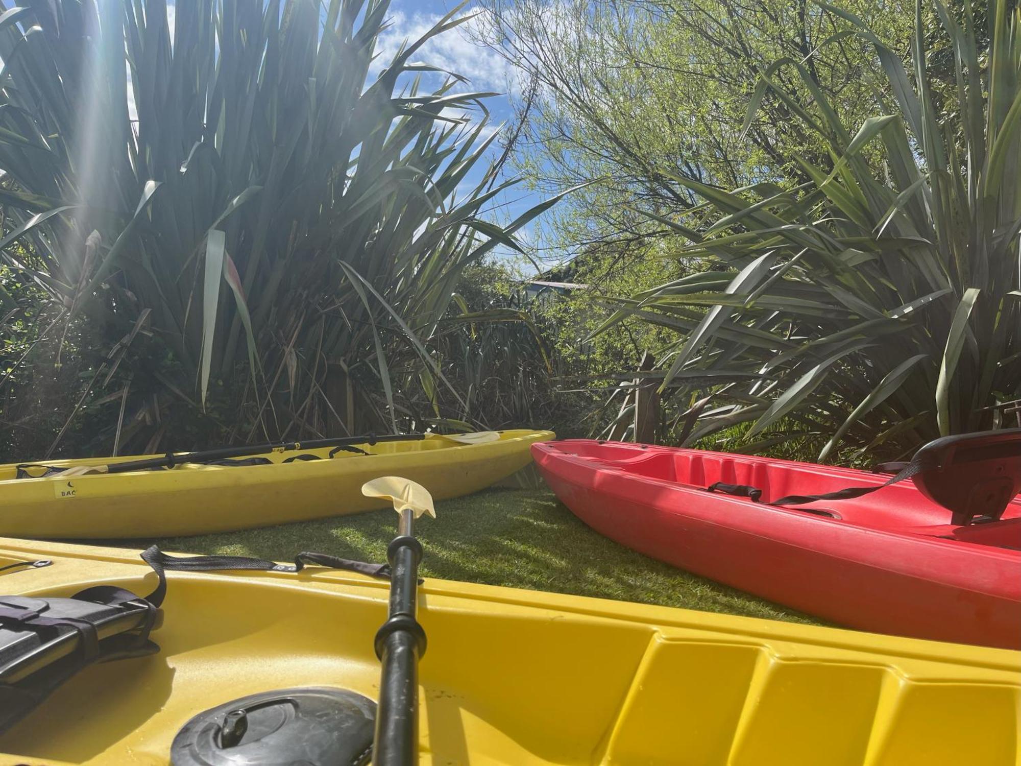 Global Village Travellers alojamiento Greymouth Exterior foto Kayaks at the start of the trip