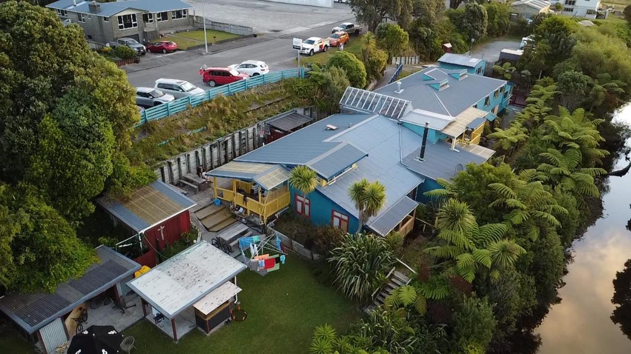 Global Village Travellers alojamiento Greymouth Exterior foto Aerial view of the school