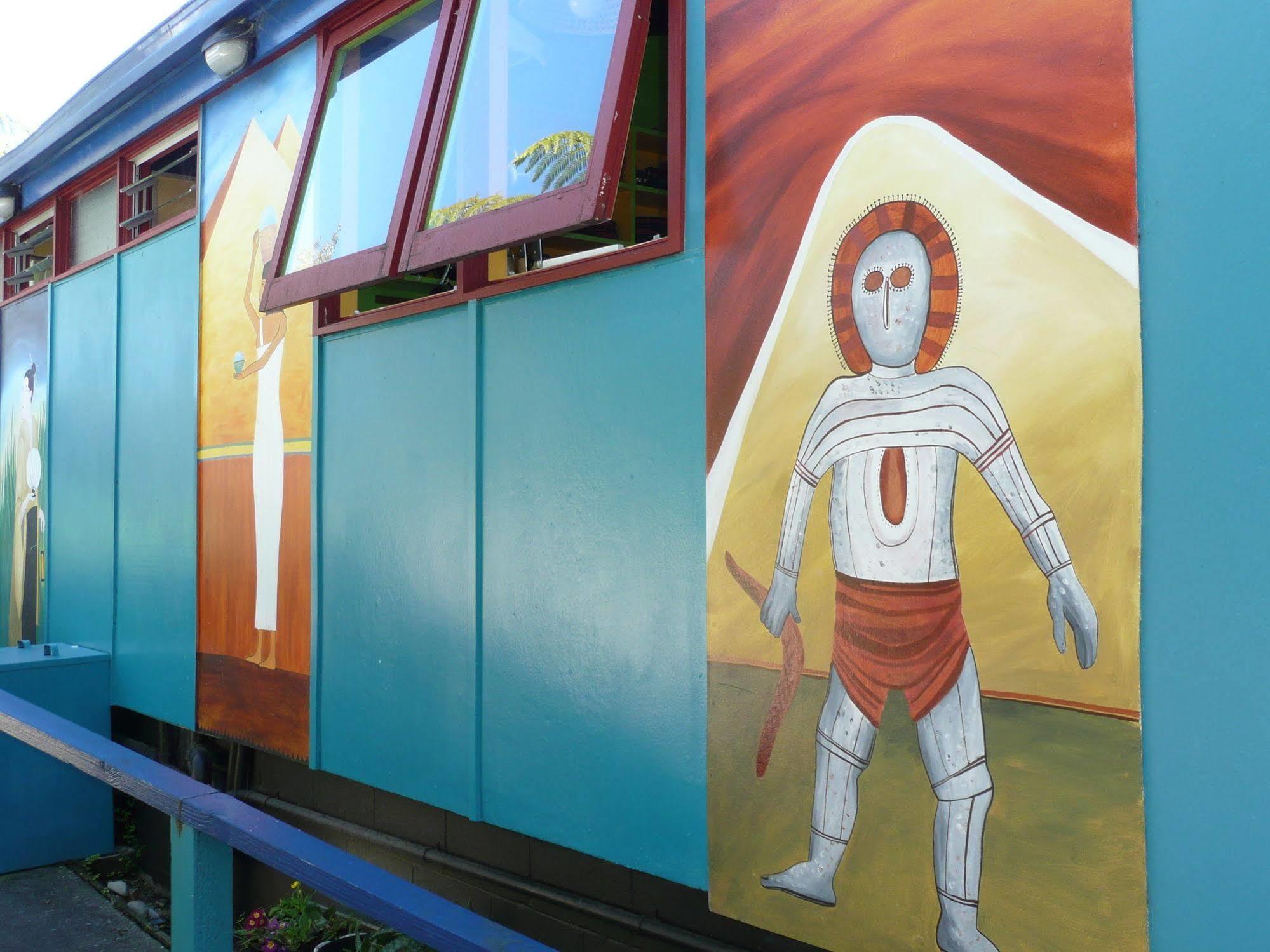 Global Village Travellers alojamiento Greymouth Exterior foto The Tin Man, a character from The Wizard of Oz, is depicted on the side of the Tin Man Motel in Clinesville, Texas.
