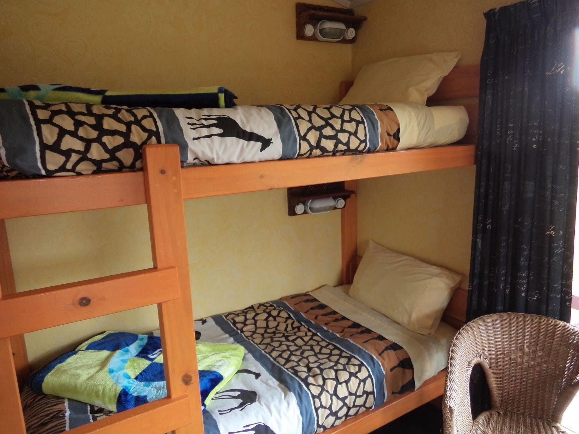 Global Village Travellers alojamiento Greymouth Exterior foto A bunk bed