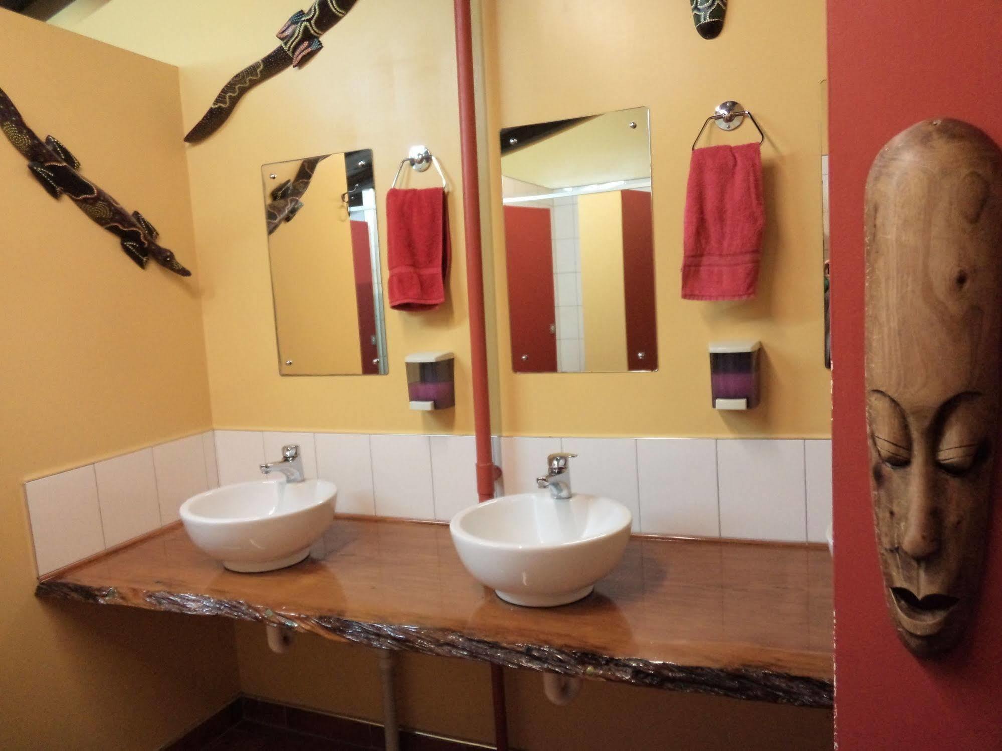 Global Village Travellers alojamiento Greymouth Exterior foto Bathroom at the hotel
