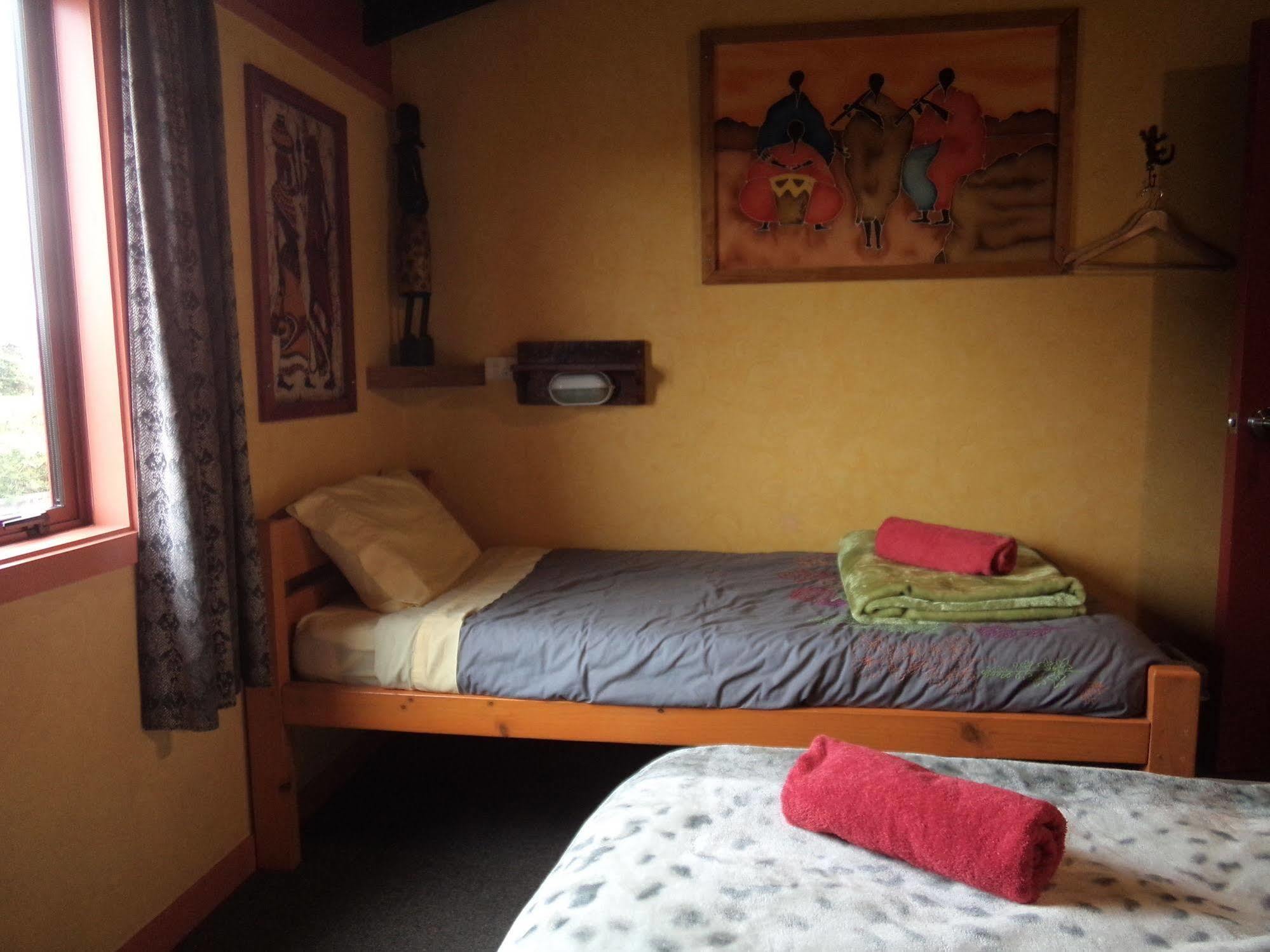 Global Village Travellers alojamiento Greymouth Exterior foto A single bed in a hostel room