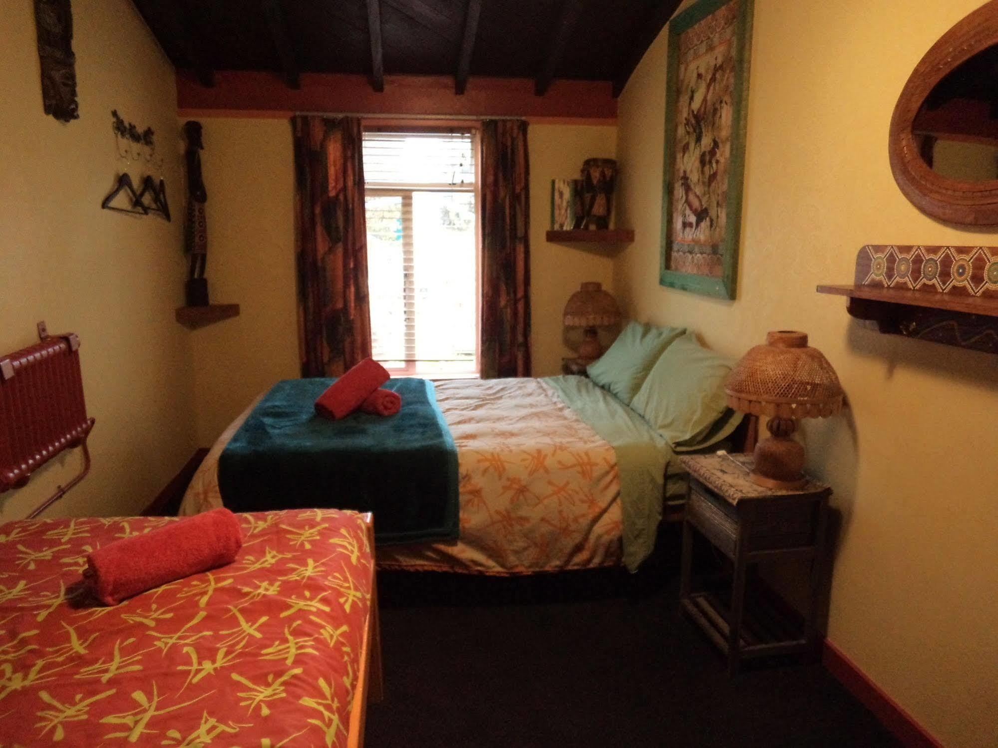 Global Village Travellers alojamiento Greymouth Exterior foto A bedroom at the hotel